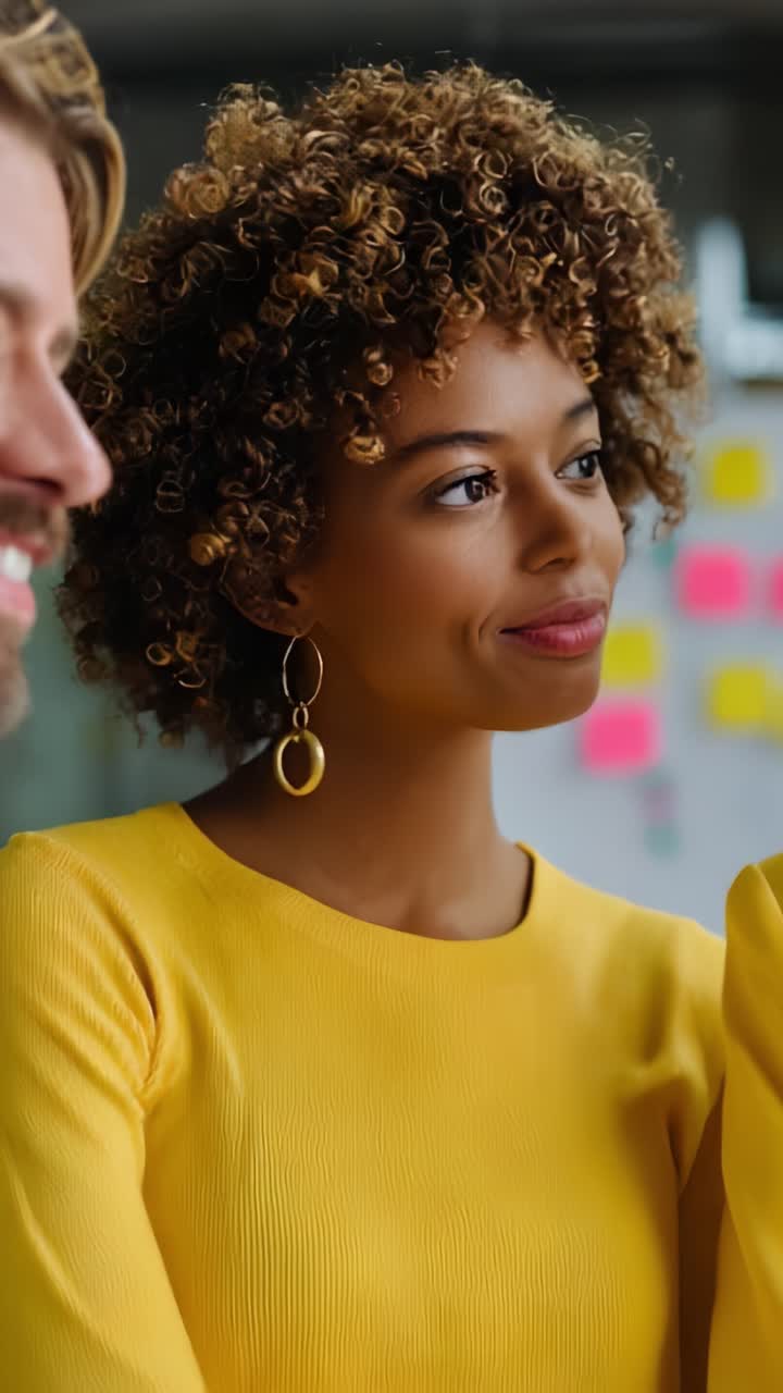 Momentos cativantes entre amigos: uma mulher sorridente de amarelo interage com seus companheiros, irradiando alegria e conexão em uma atmosfera brilhante