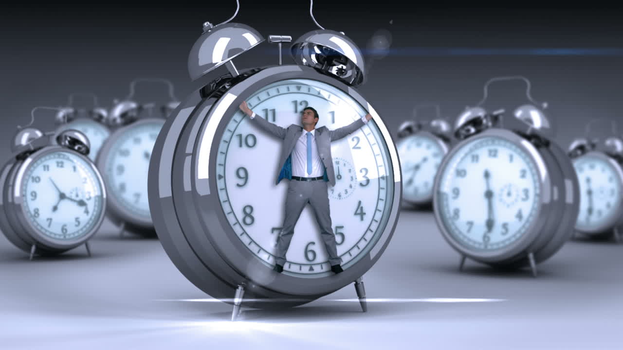 бизнесмен, привязанный к будильнику.