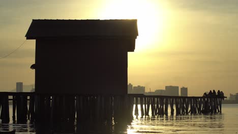 silueta puente de madera en el muelle del clan de penang