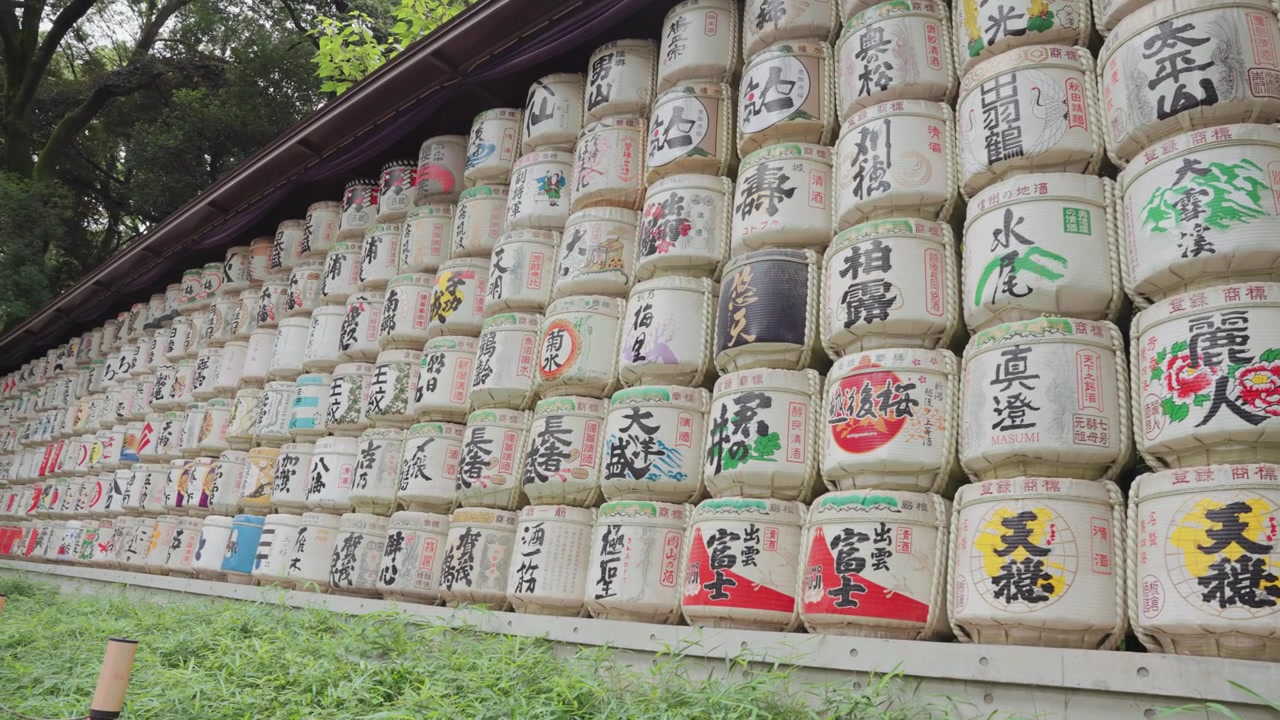 Rekaman tampilan tong sake terkenal di Kuil Meiji Jingu yang dikelilingi oleh hutan damai Taman Yoyogi di Tokyo, Jepang