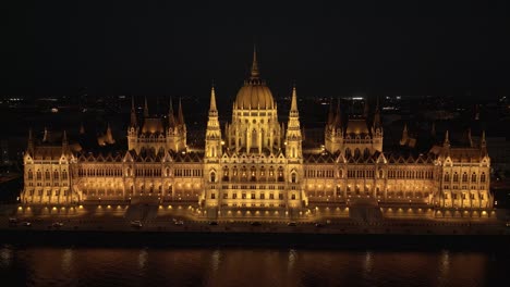 Edificio-Del-Parlamento-Húngaro-Por-La-Noche:-Toma-Cinematográfica-Con-Drones