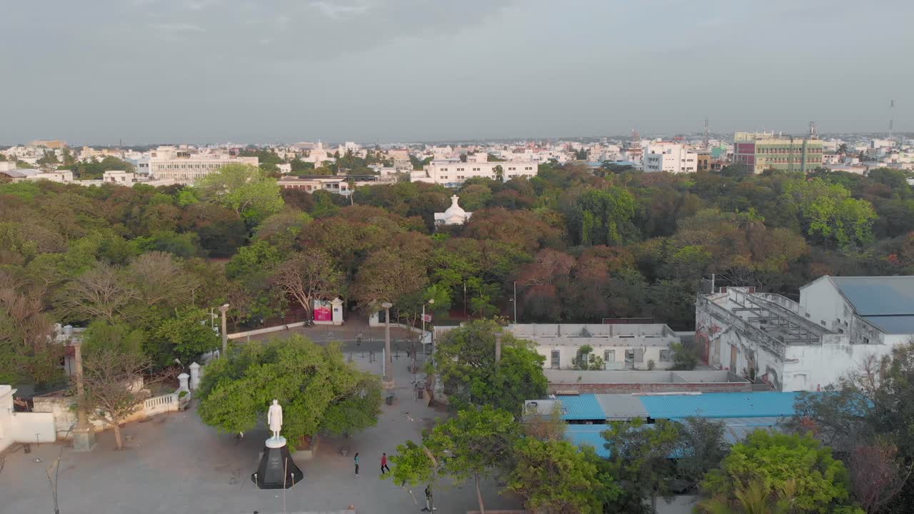 toma aérea de paso elevado de personas caminando en el parque bharathi cerca de las orillas de la playa de pondicherry rock filmada con un dron en 4k