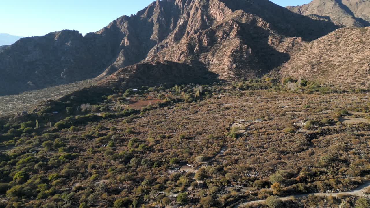 inclinación aérea revelando la cima de la montaña al amanecer, norte de argentina