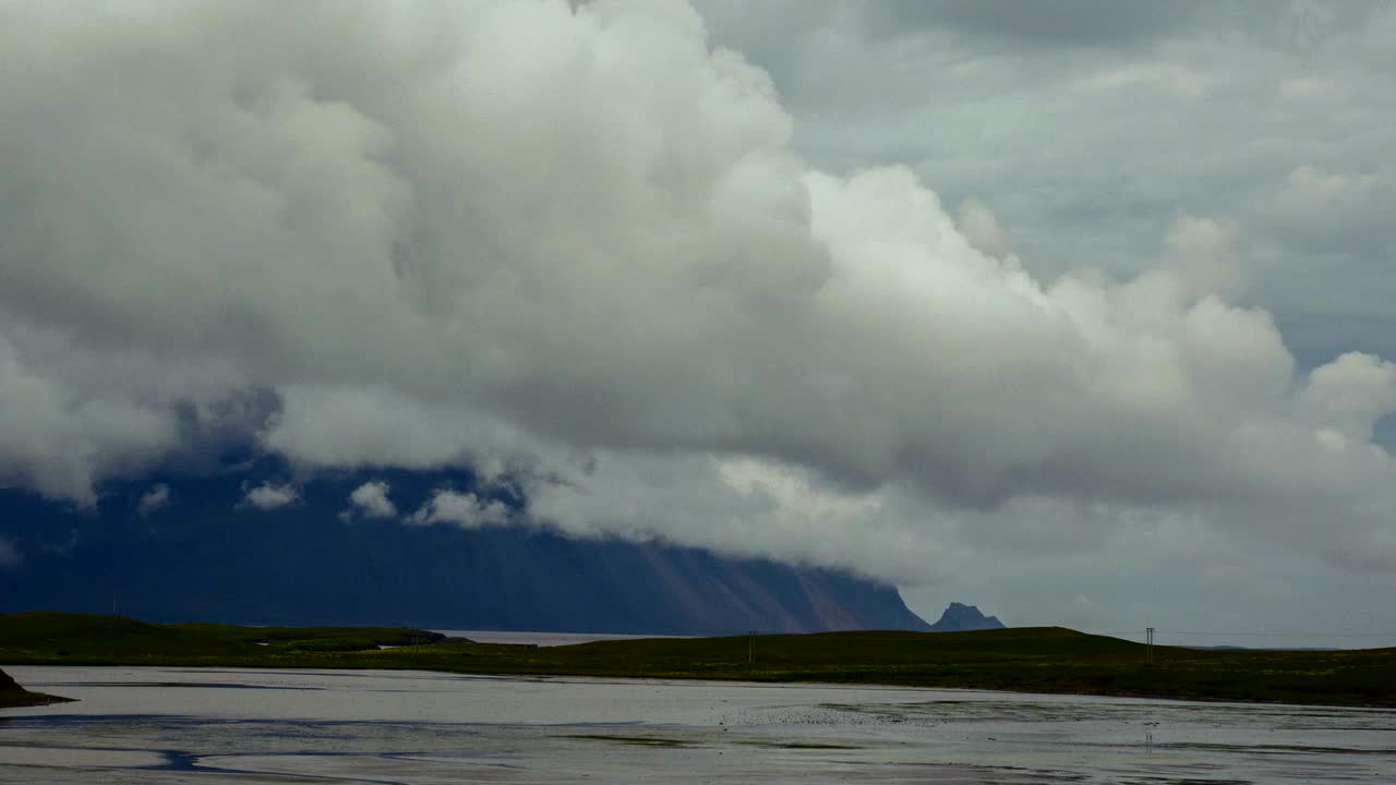 산과 만과 구름의 시간 경과. - 아이슬란드