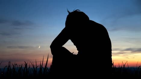 Una-Persona-Solitaria-Deprimida-Y-Contemplando-El-Suicidio-Mientras-Reflexiona-Sobre-Su-Vida-Durante-El-Crepúsculo-Del-Día