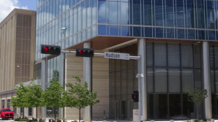 Vista dinamica di una strada urbana del centro di Oklahoma City.