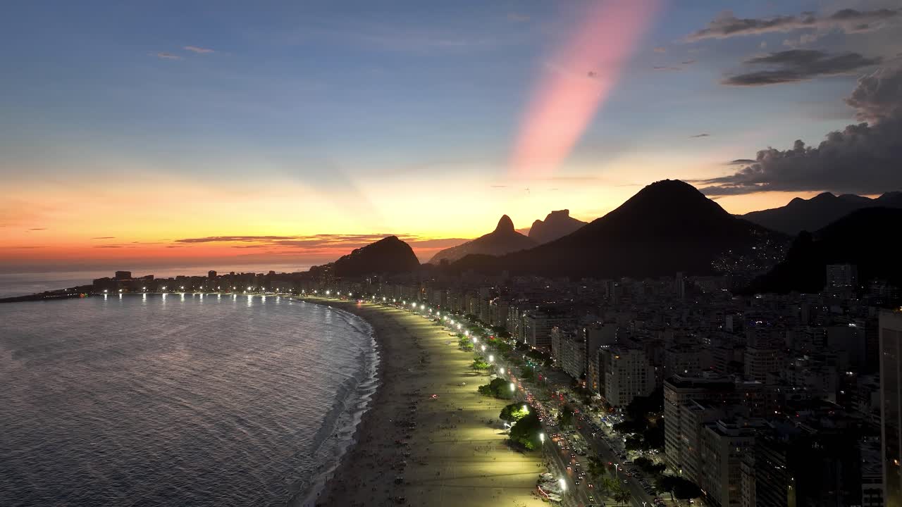 브라질 리우데자네이루 코파카바나 해변의 일몰 하늘