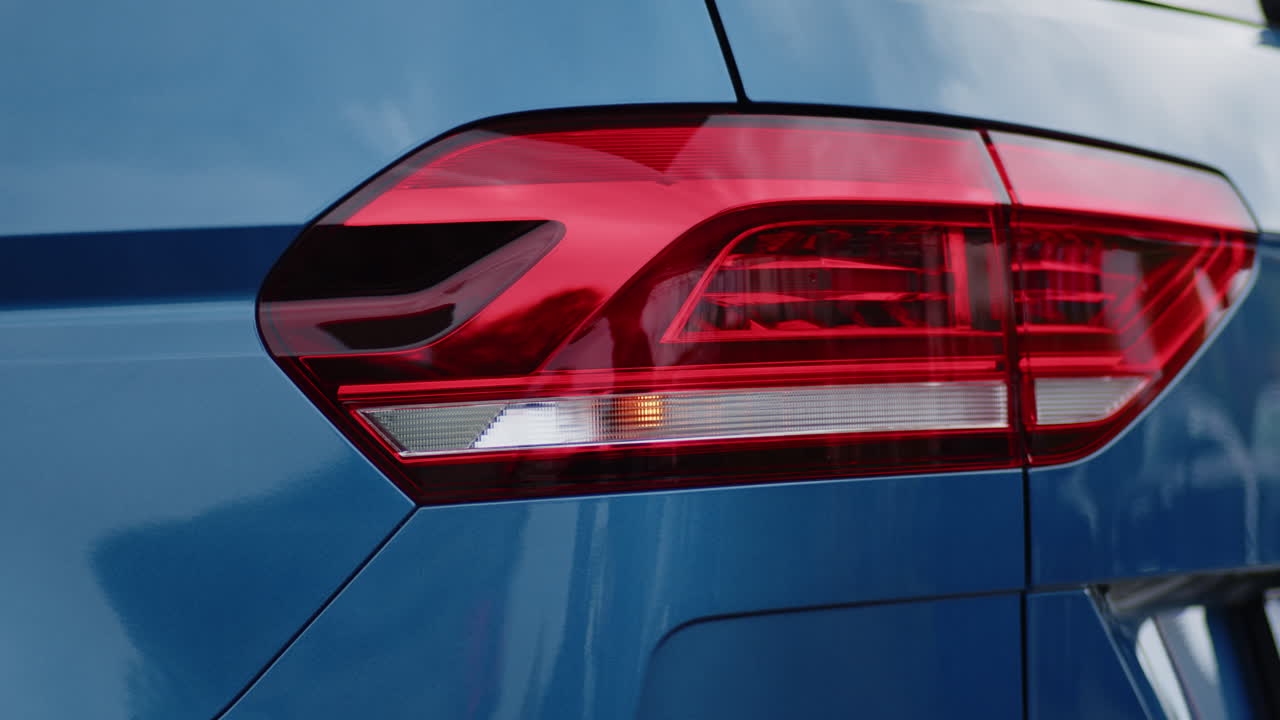 자동차 신호등이 깜박이는 클로즈업