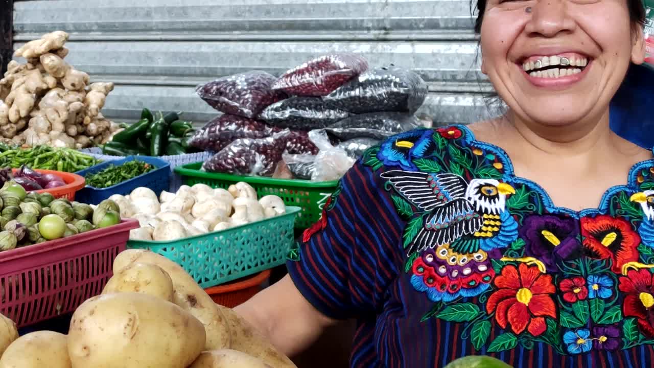 mujer maya de antigua guatemala sonriendo vegetal nativo