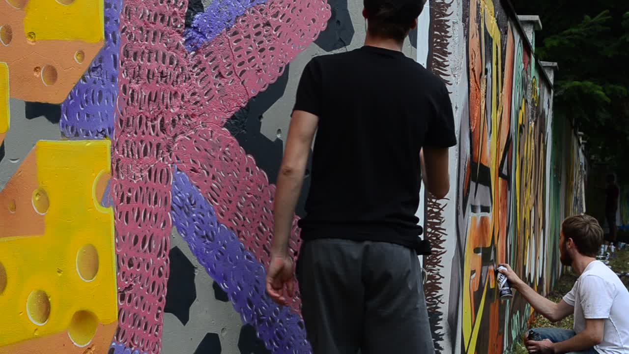 Processo di Creazione di Graffiti, Recinzione. L'Artista Disegna Graffiti