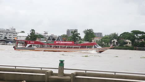 Barco-De-Transporte-En-El-Río-Chao-Phraya-En