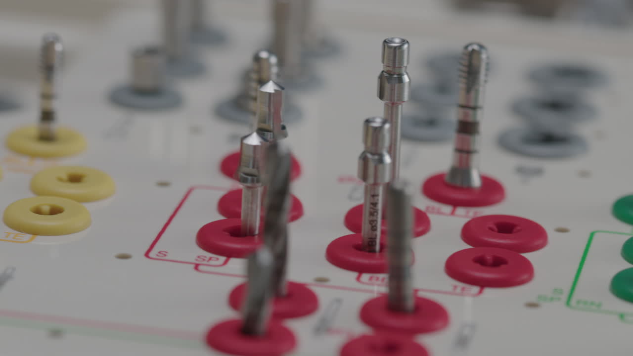 крупным планом набор инструментов для зубного протезирования