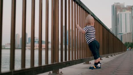 Glückliches-Süßes-Baby,-Das-Auf-Stadthintergrund-Tanzt,-Lächelt-Und-In-Die-Kamera-Schaut