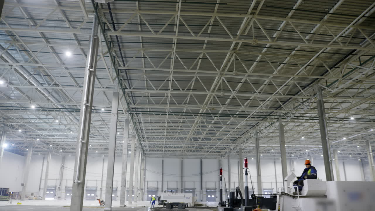 Vista interna di un grande magazzino in costruzione
