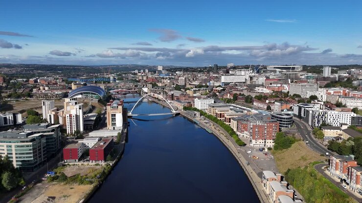 Filmato aereo di Newcastle e Gateshead realizzato con drone: River Tyne, ponti, St ’ Park, skyline del centro città, Regno Unito, nord-est dell'Inghilterra, Tyneside