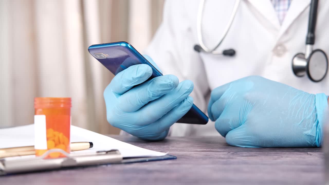 médico que utiliza el teléfono inteligente para la consulta