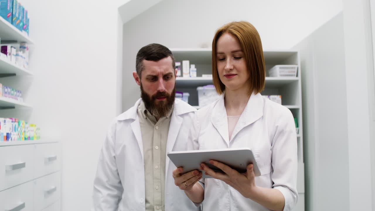 personas que usan tabletas en interiores