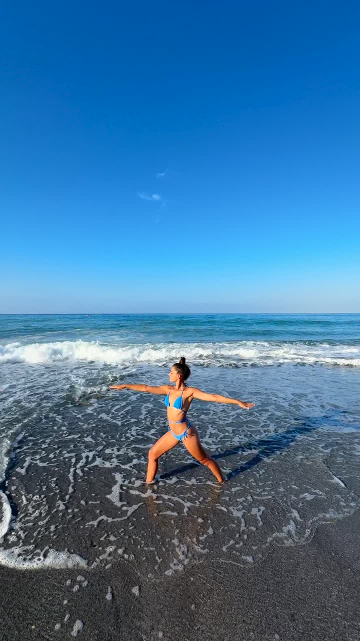 해변에서 요가를 연습하는 여자