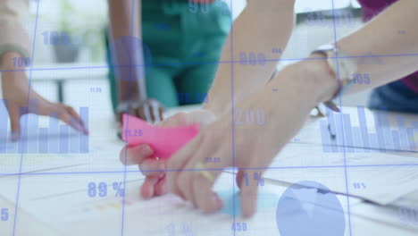 animación del procesamiento de datos financieros sobre diversas personas de negocios en la oficina
