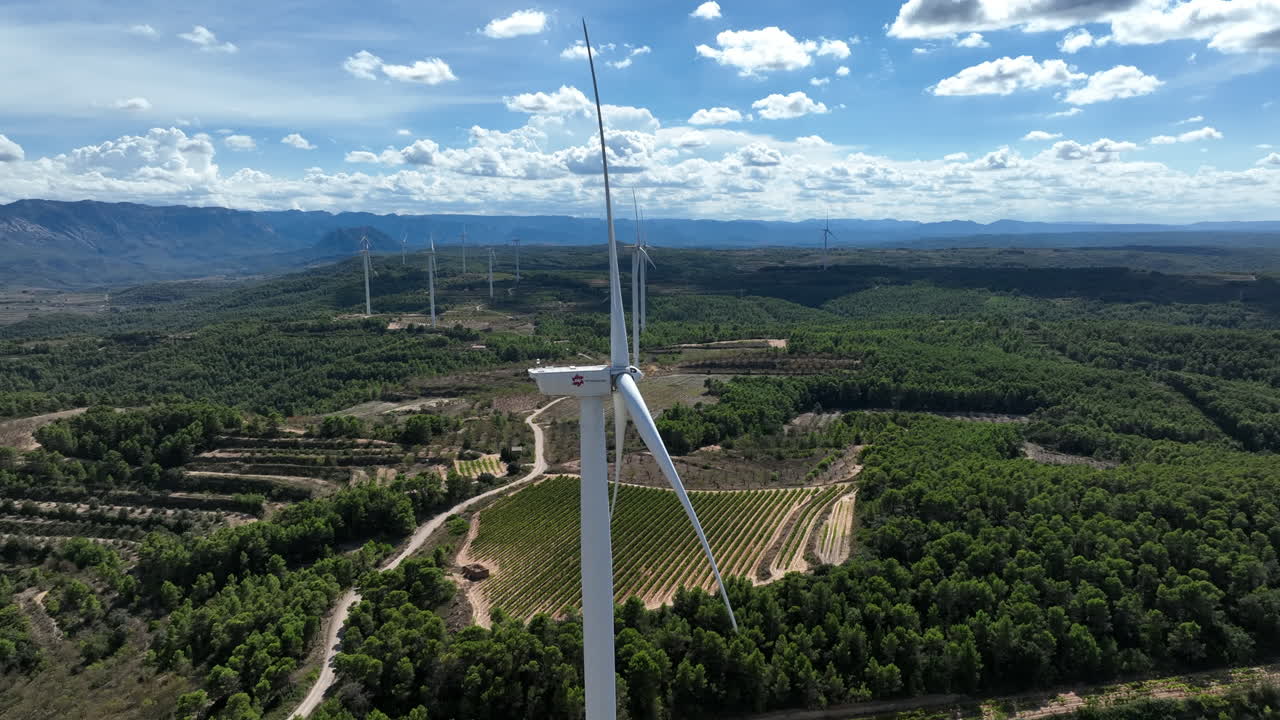 turbinas eólicas con palas girando y paisaje de campo circundante, parque eólico de coll de moro, cataluña en españa