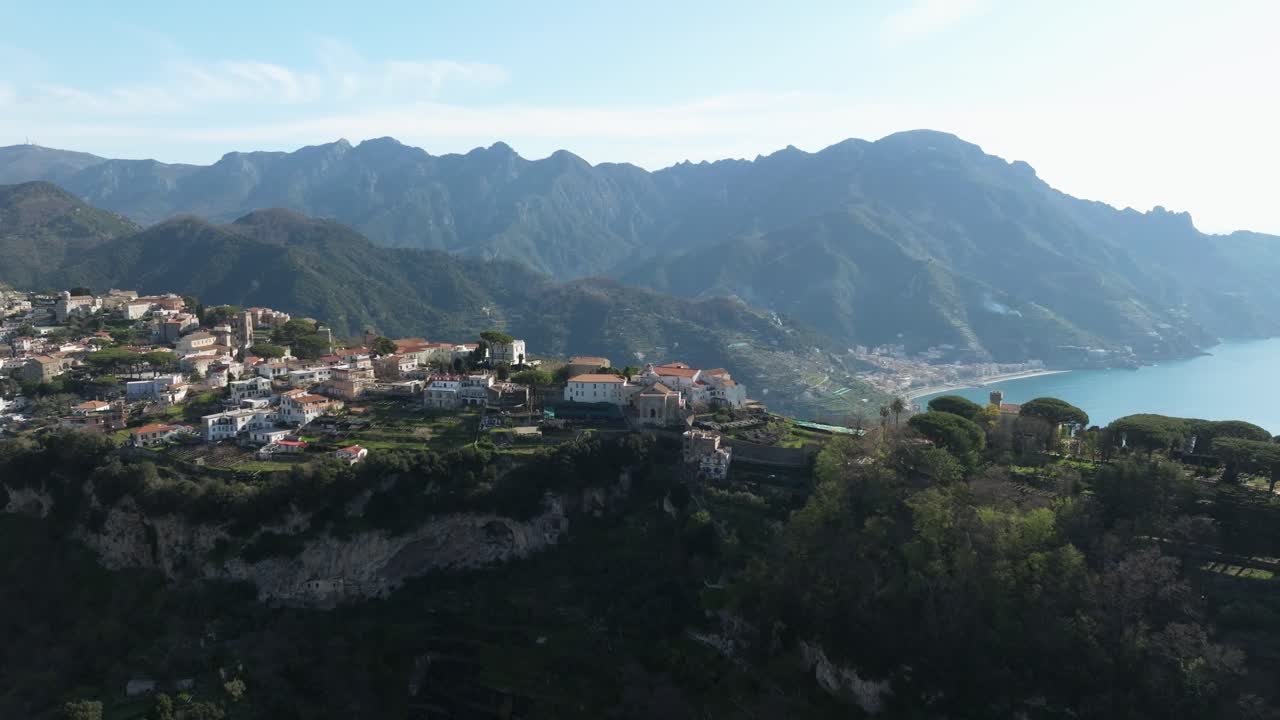 pueblo de ravello con el mar mediterráneo como telón de fondo, día soleado, vista aérea