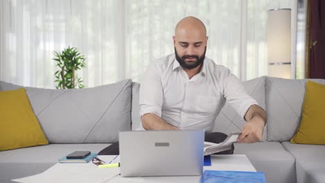 Hombre-Trabajador-De-Oficina-En-Casa-Esperando-Emocionado-Y-Alegre.