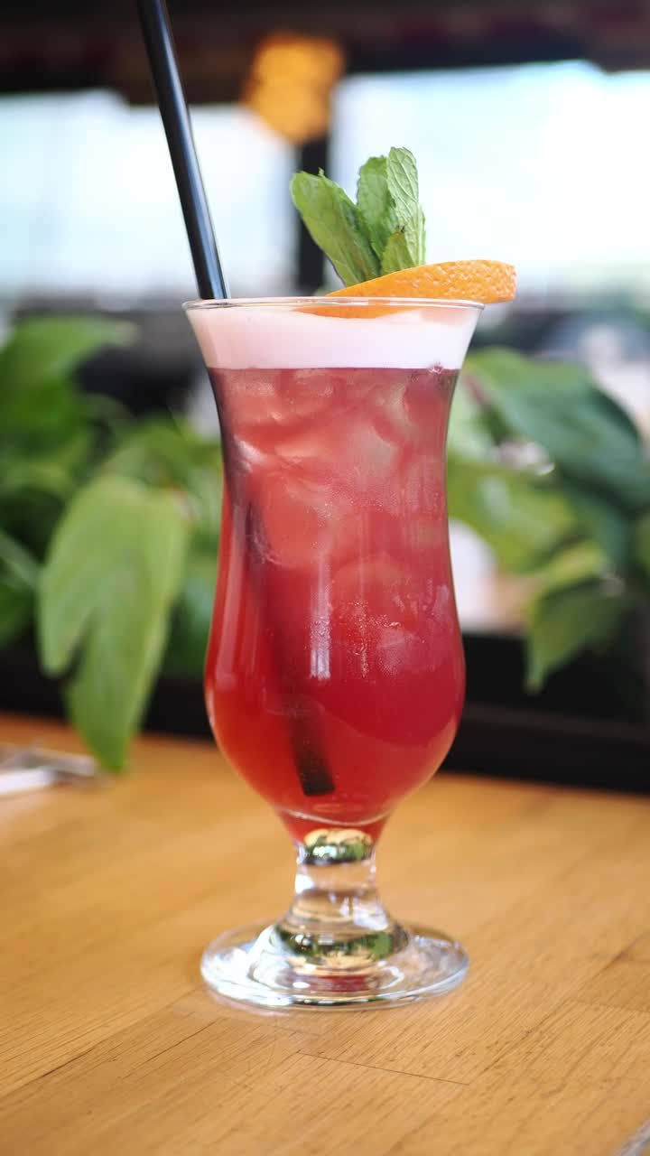 Forfriskende rød cocktail med mynte og appelsingarniture