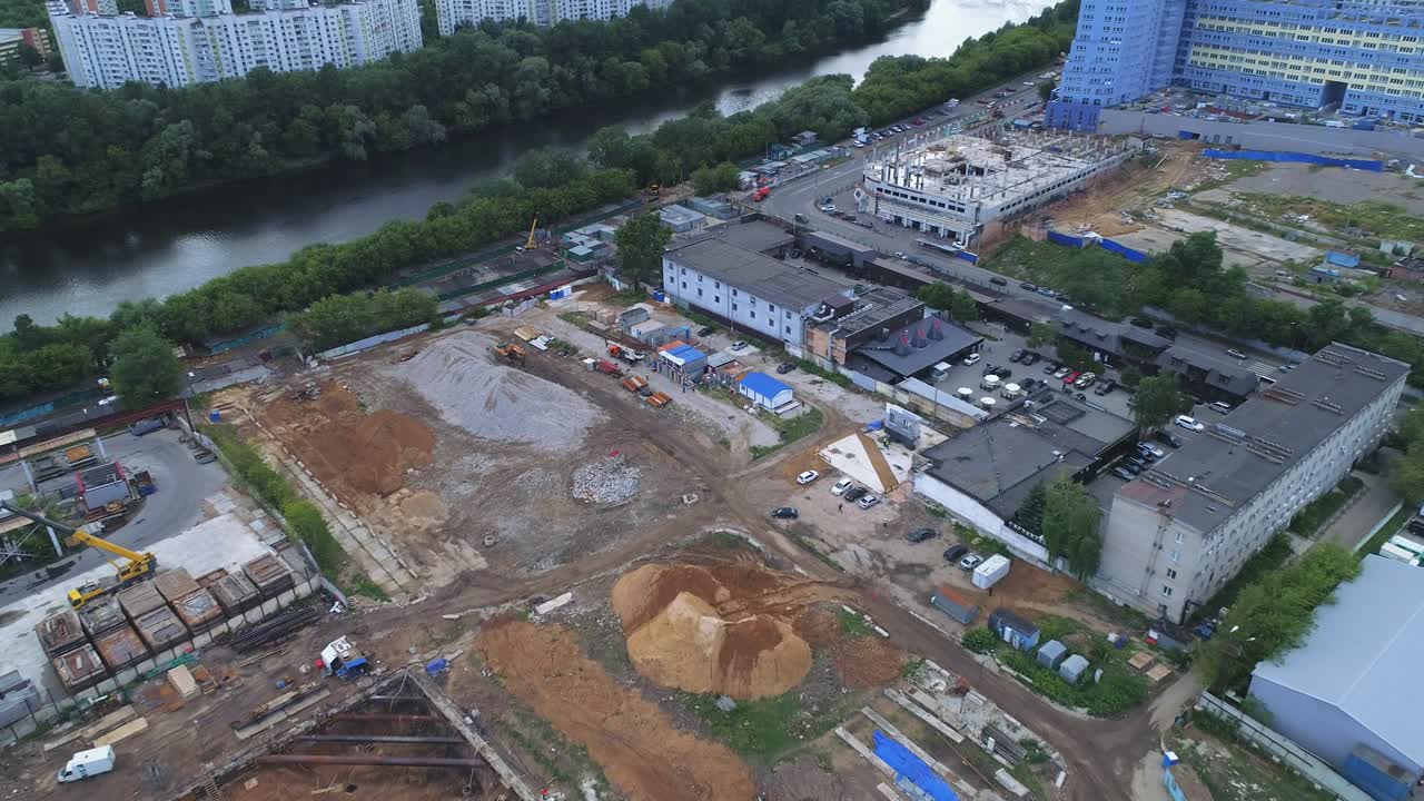 河岸上的建築工地，俯視圖。