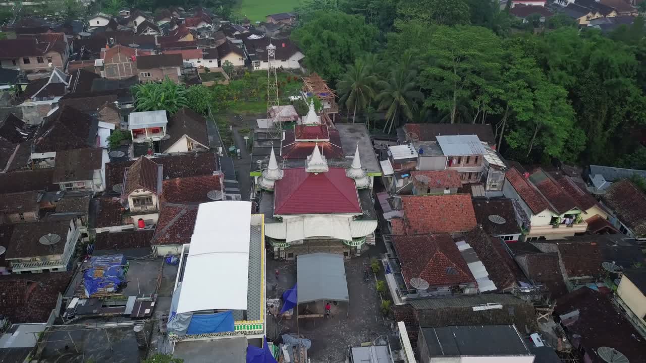 Rekaman drone sebuah masjid yang berdiri di tengah desa di Indonesia