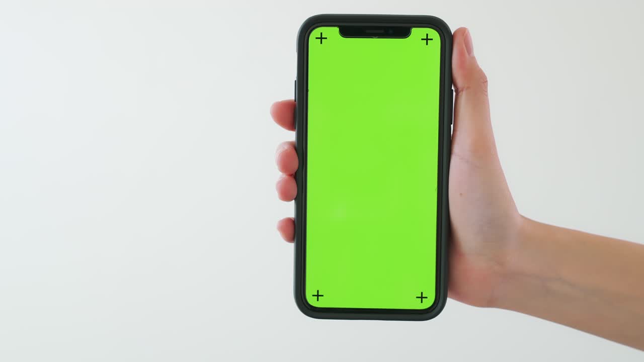 mano sosteniendo un teléfono inteligente con pantalla de tecla de croma y mostrando en el fondo blanco.