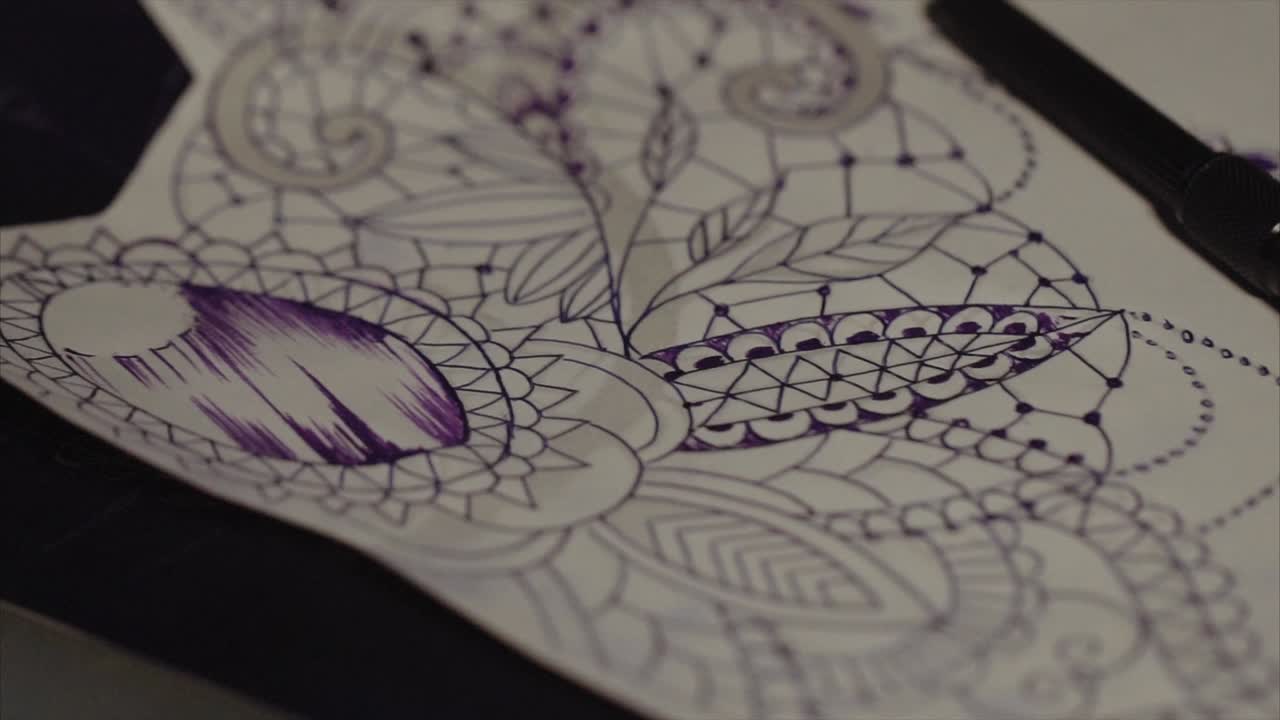 boceto de diseño de tatuaje con máquina de tatuajes