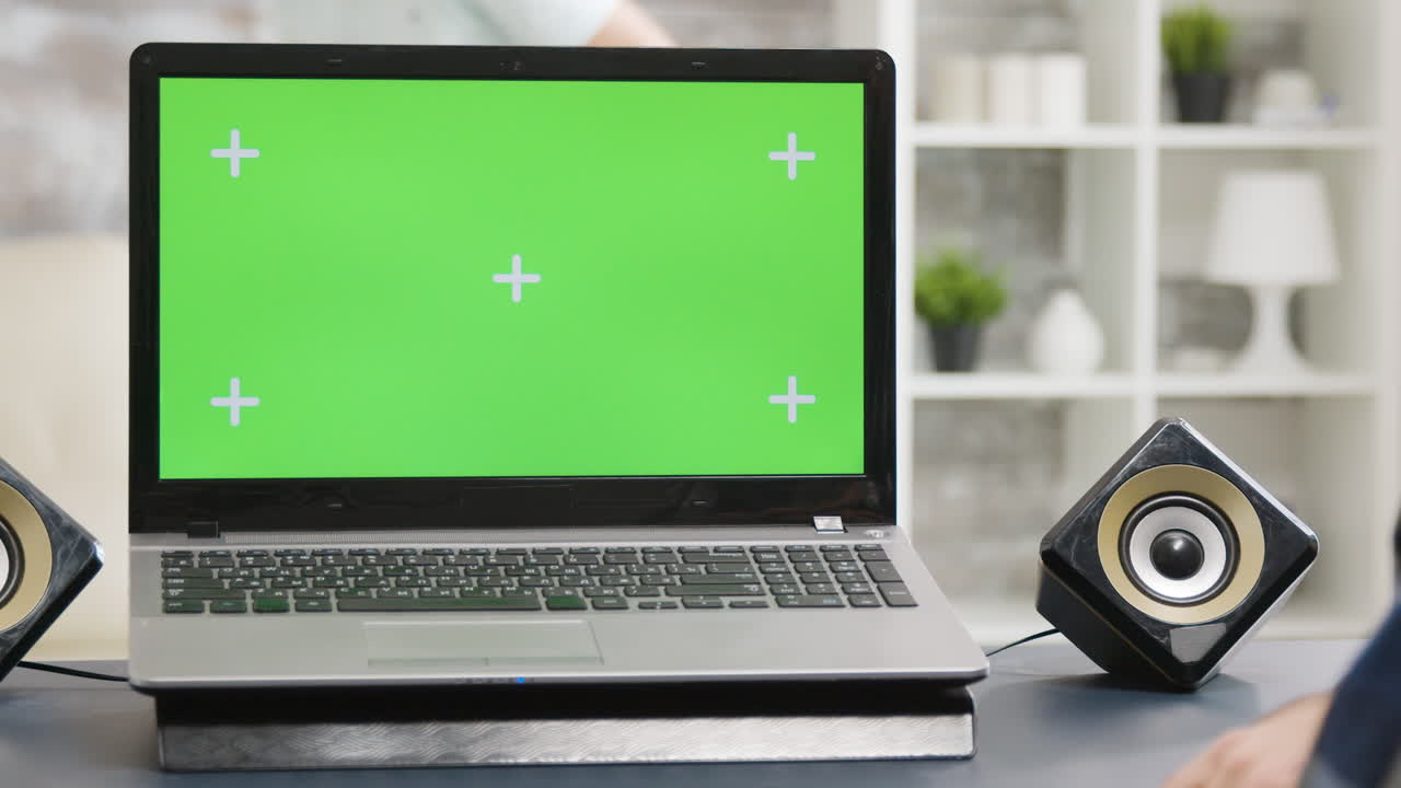 portátil con pantalla verde