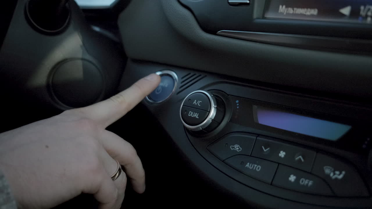 persona que ajusta el control del clima del coche