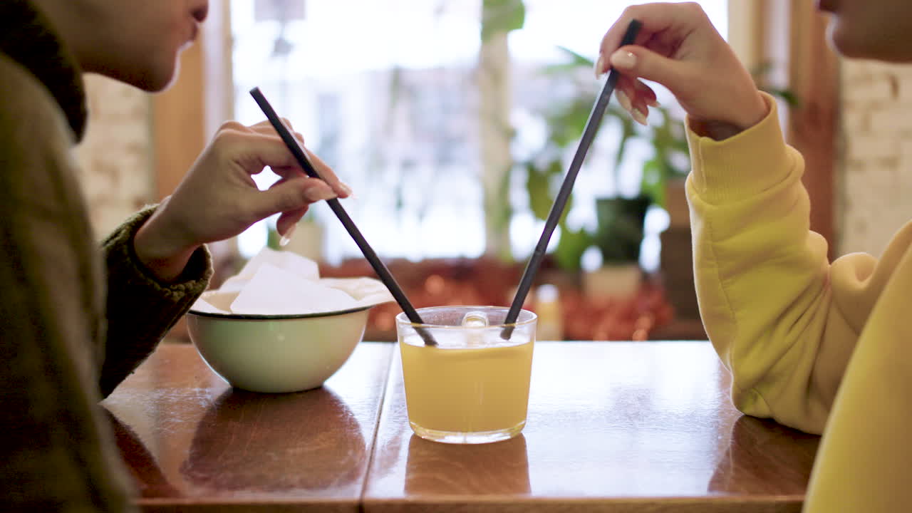 술집에 있는 여자들