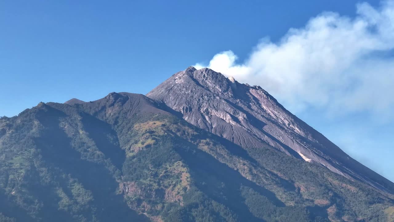 hiperlapso de un hermoso volcán emitiendo humo desde el pico