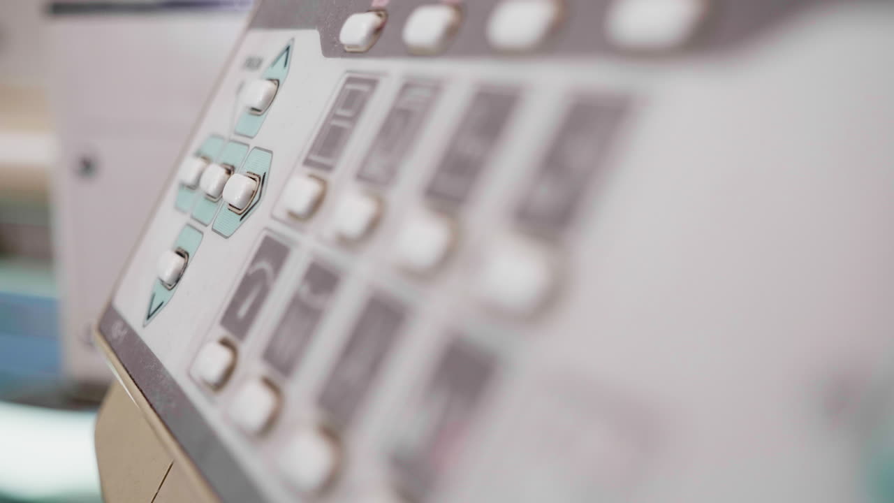 panel de mando de equipos de bordado en una fábrica de telas