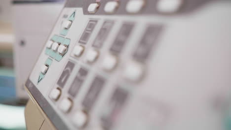 panel de mando de equipos de bordado en una fábrica de telas