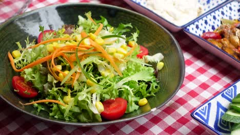 una ensalada deliciosa y saludable con maíz y tomates