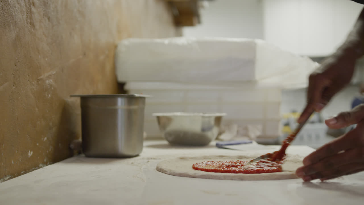 피자를 만드는 혼혈 남자