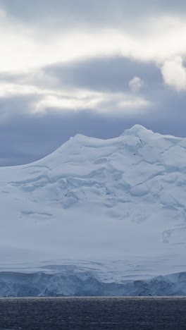 Glaciar-Y-Hielo-Al-Atardecer-En-El-Paisaje-Antártico,-Paisaje-De-La-Península-Antártica-Y-Naturaleza-Con-Agua-Oceánica-Invernal-Y-Hielo-Marino-En-Video-Vertical-Para-Redes-Sociales,-Carretes-De-Instagram-Y-Tiktok