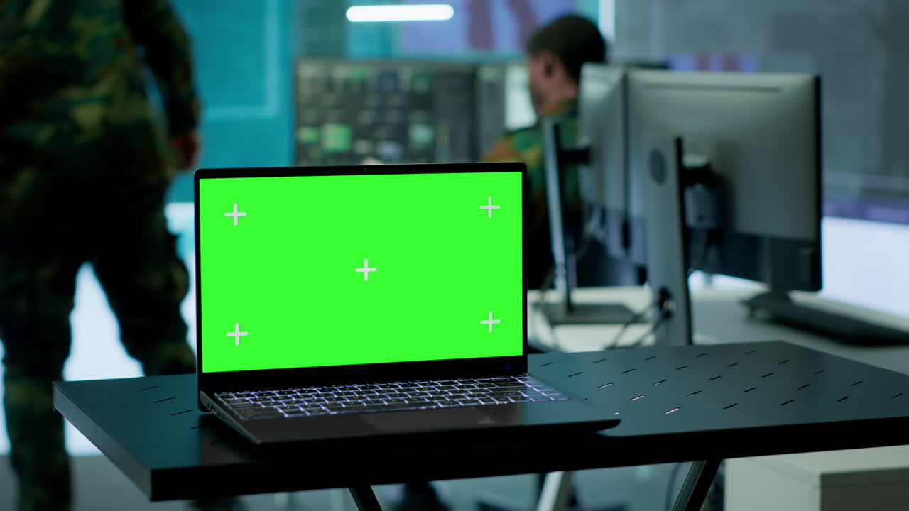 esperto dell'esercito nel centro di controllo che raccoglie dati in tempo reale sul campo di battaglia