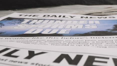 titular de periódico sobre condiciones climáticas extremas y tormentas eléctricas en la crisis del calentamiento global 1