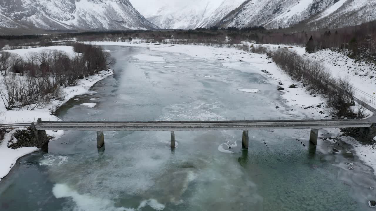 겨울에 서부 노르웨이 온달스네스 근처에 작은 다리가 있는 얼음 강