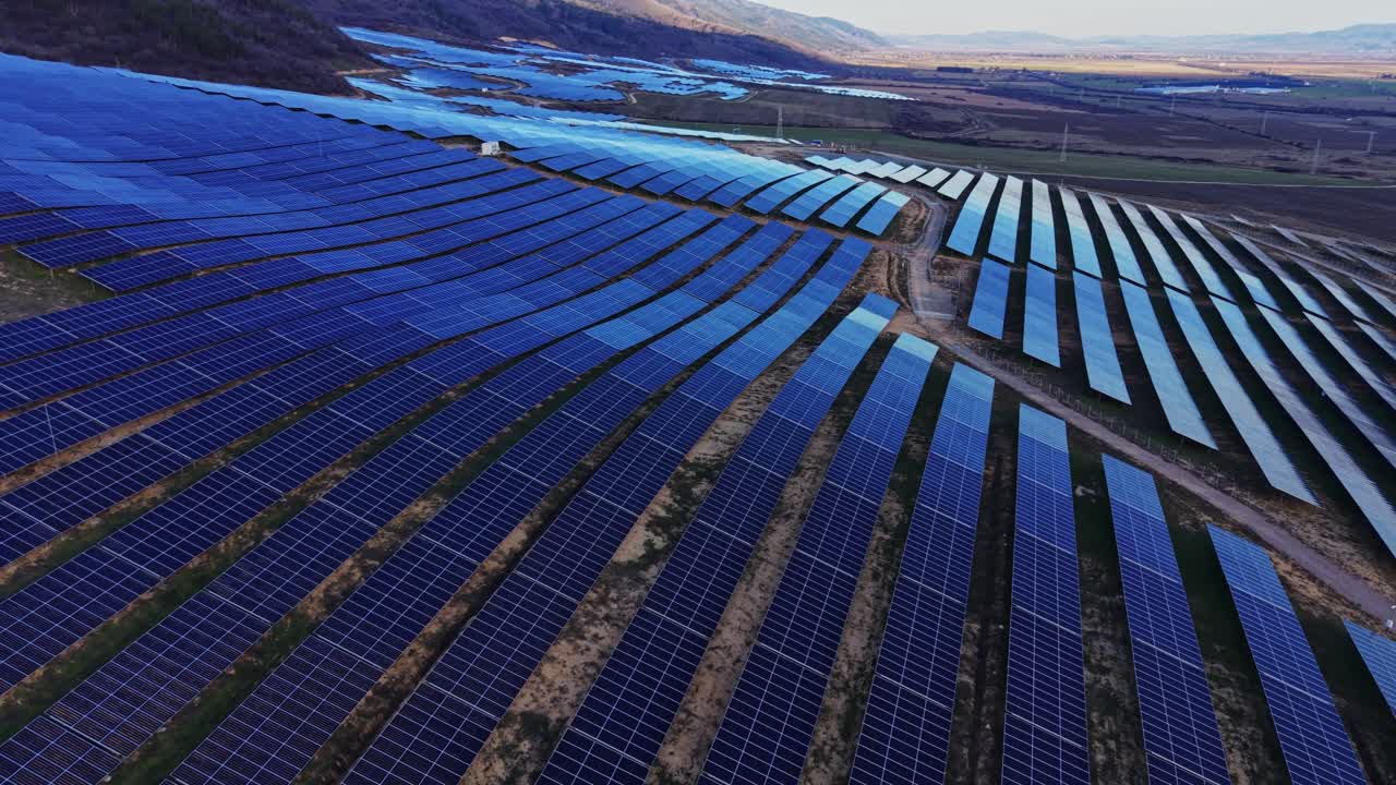 Solpaneler dækker jorden i brede rækker under en lys himmel