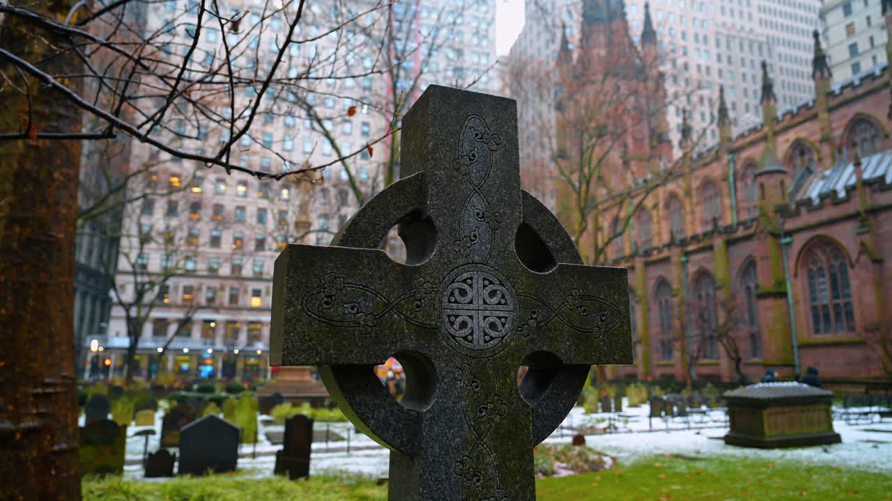 New York, USA, 15. januar 2026: Trinity Church kirkegård om vinteren. Sneklædt Trinity Church kirkegård med historiske gravsten på Lower Manhattan.