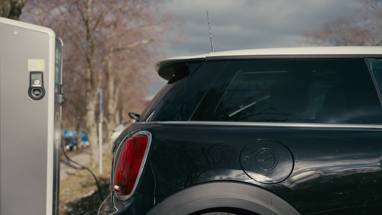 зарядка электрического автомобиля на станции