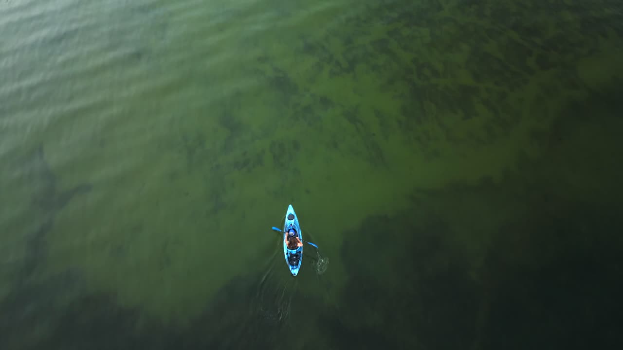 vista aérea de un hombre en kayak en aguas claras en oregon, lago de diamantes