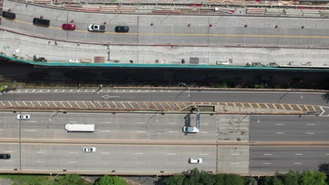 sobrecarga de tráfico de vehículos en movimiento en la autopista del lado oeste de nueva york y riverside dr, 4k drone shot