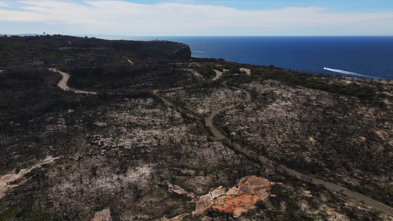 vista de tiro de drone de camino rural y atracción de paisaje natural, sydney, australia