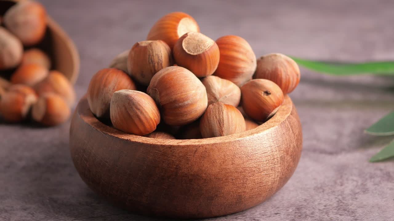 Nocciole in una ciotola di legno